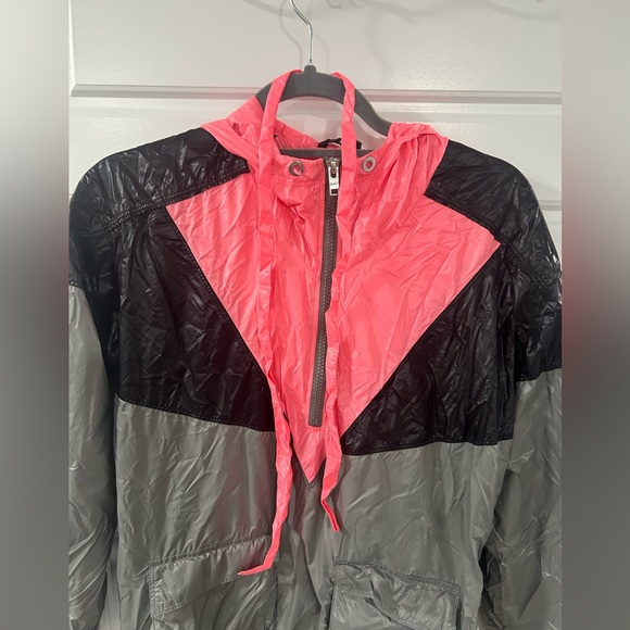 Rare TNA Aritizia Rain Jacket - Picture 4 of 5